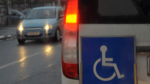 Come richiedere il contrassegno auto per le persone disabili