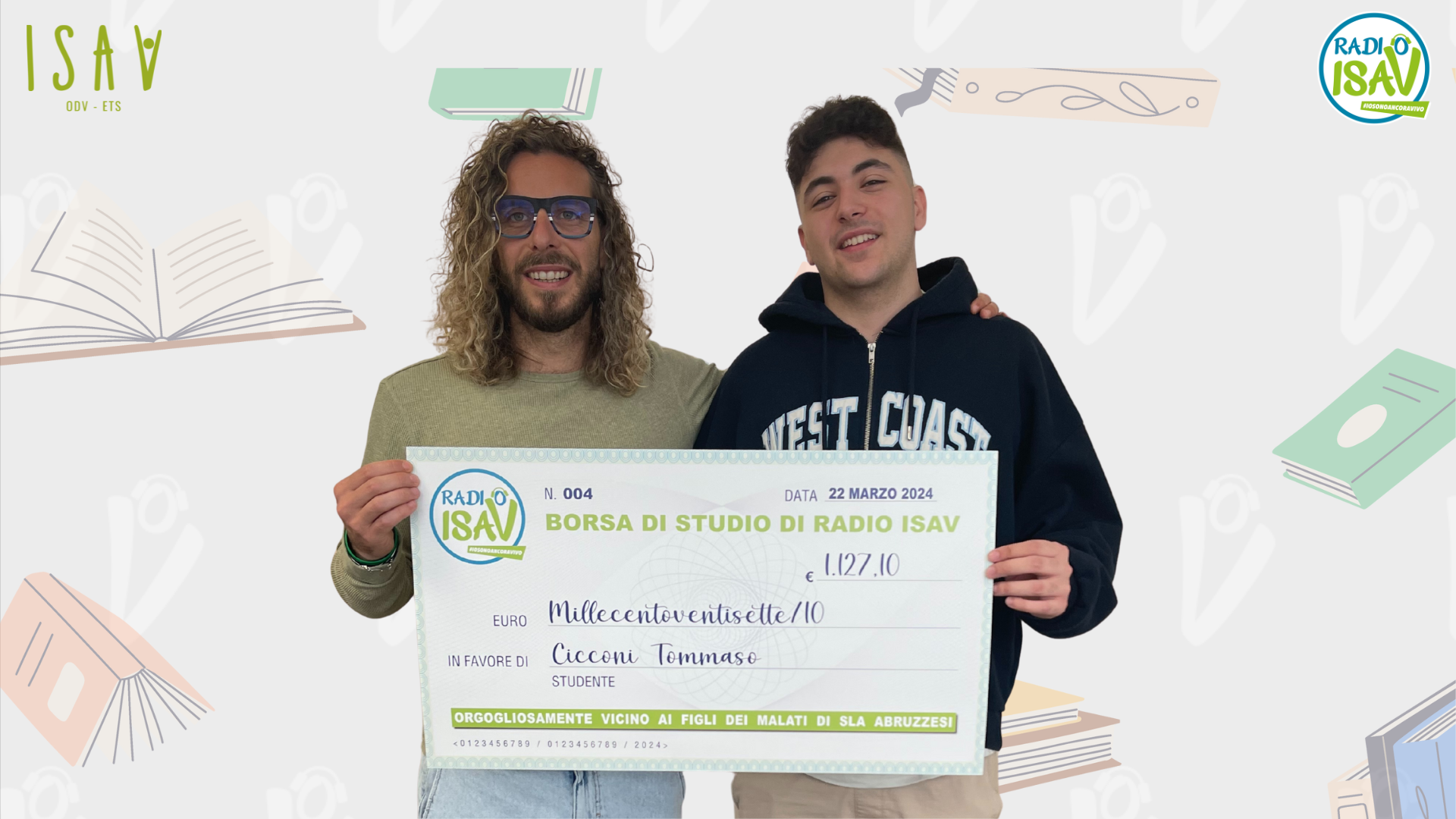 Tommaso riceve la borsa di studio di Radio ISAV